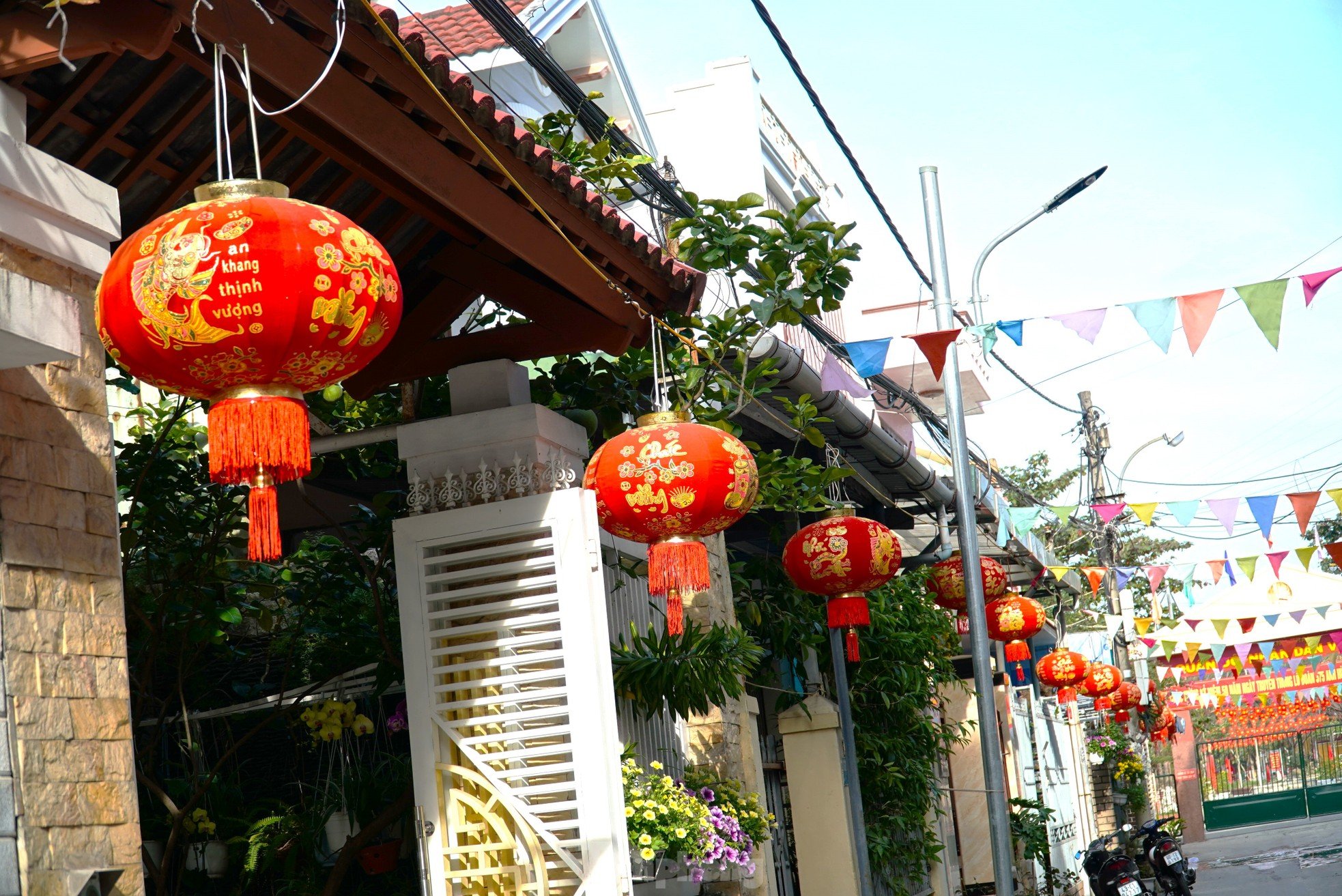 Los residentes de Da Nang contribuyen con dinero para hacer coloridas las calles del Tet. Foto 6