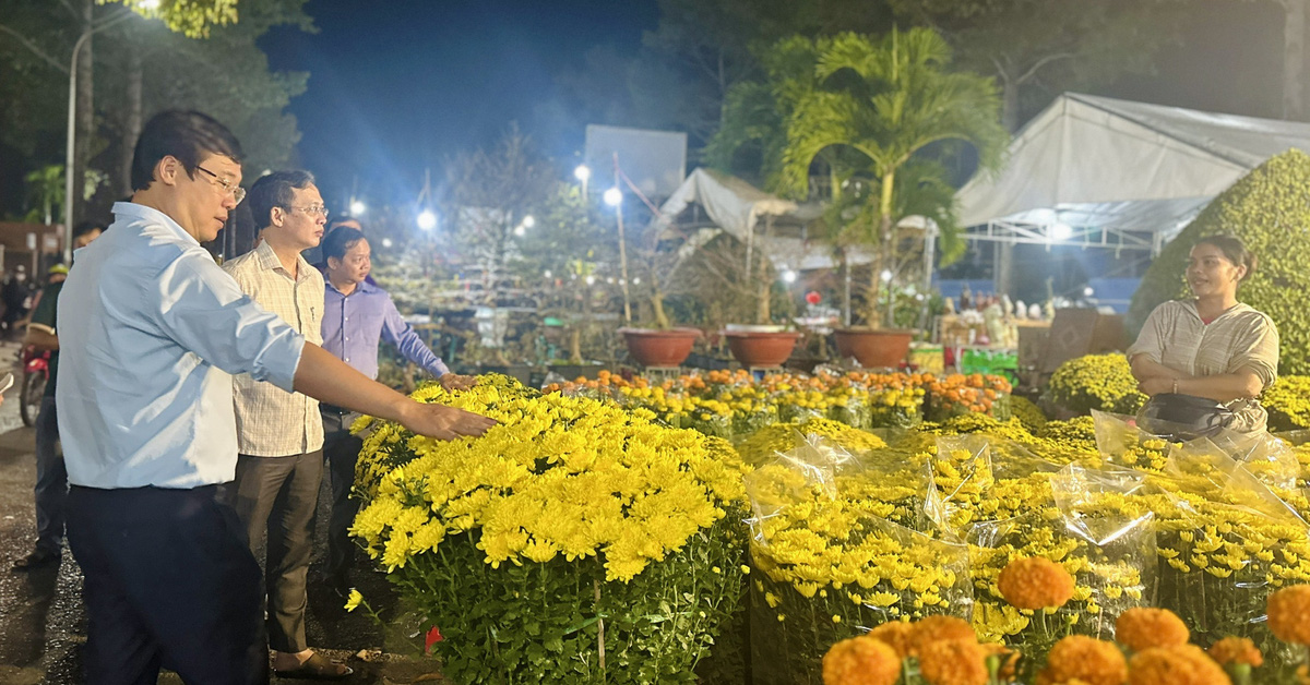 El secretario de Dong Thap anima a los comerciantes del mercado de flores del Tet