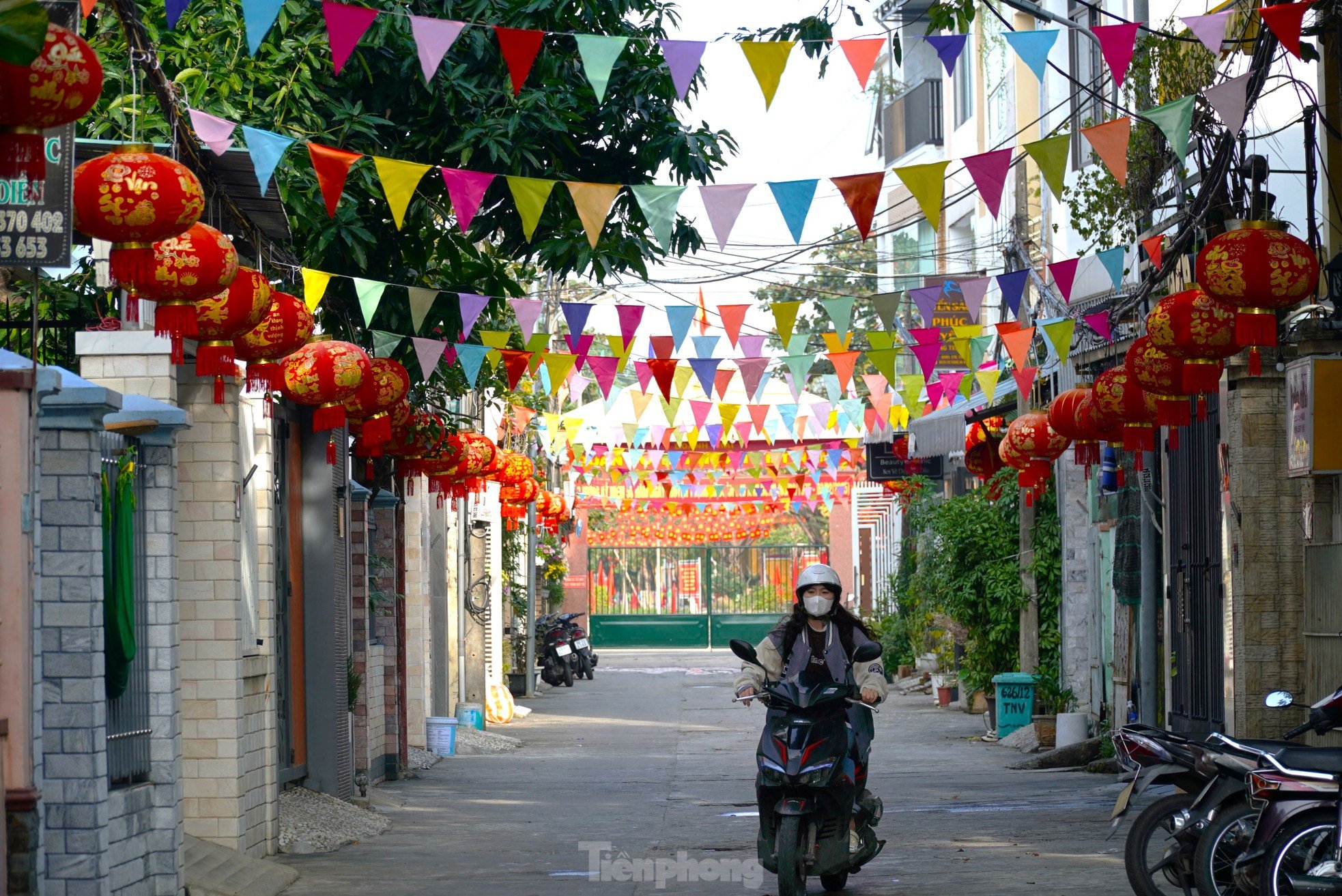 Los residentes de Da Nang contribuyen con dinero para crear calles coloridas para el Tet. Foto 3