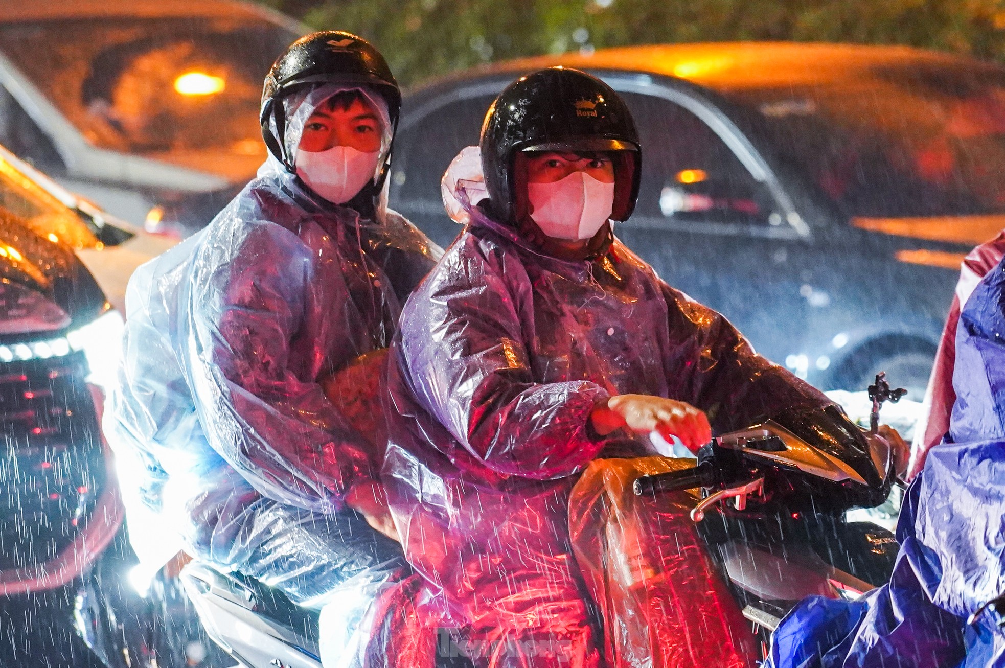 Les gens ont bravé la pluie froide et les embouteillages pour quitter la capitale vers leurs villes natales dès l'aube photo 2