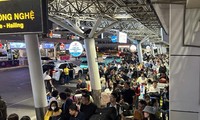 On the first day of Tet holiday, people crowded at Tan Son Nhat airport from dawn.