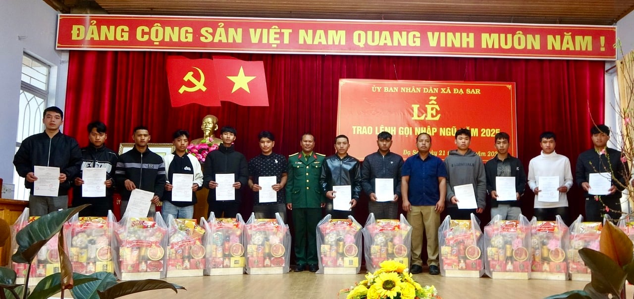 Hội đồng nghĩa vụ quân sự xã Đạ Chais trao lệnh gọi công dân nhập ngũ và tặng quà động viên các thanh niên trúng tuyển nghĩa vụ quân sự