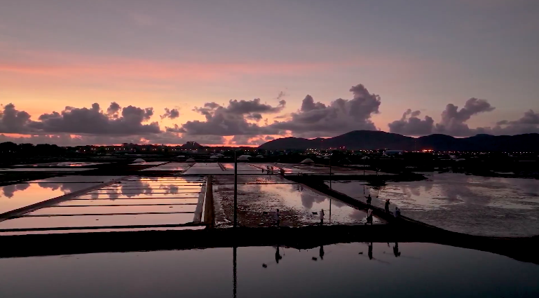 LA BEAUTÉ DES PRODUCTEURS DE SEL DANS LES CHAMPS DE SEL DU DISTRICT DE LONG DIEN - BA RIA - PROVINCE DE VUNG TAU