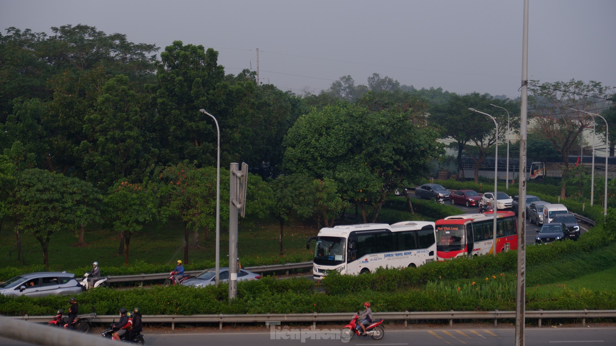 'Chen chân' ở cửa ngõ TPHCM sáng 25 Tết ảnh 6