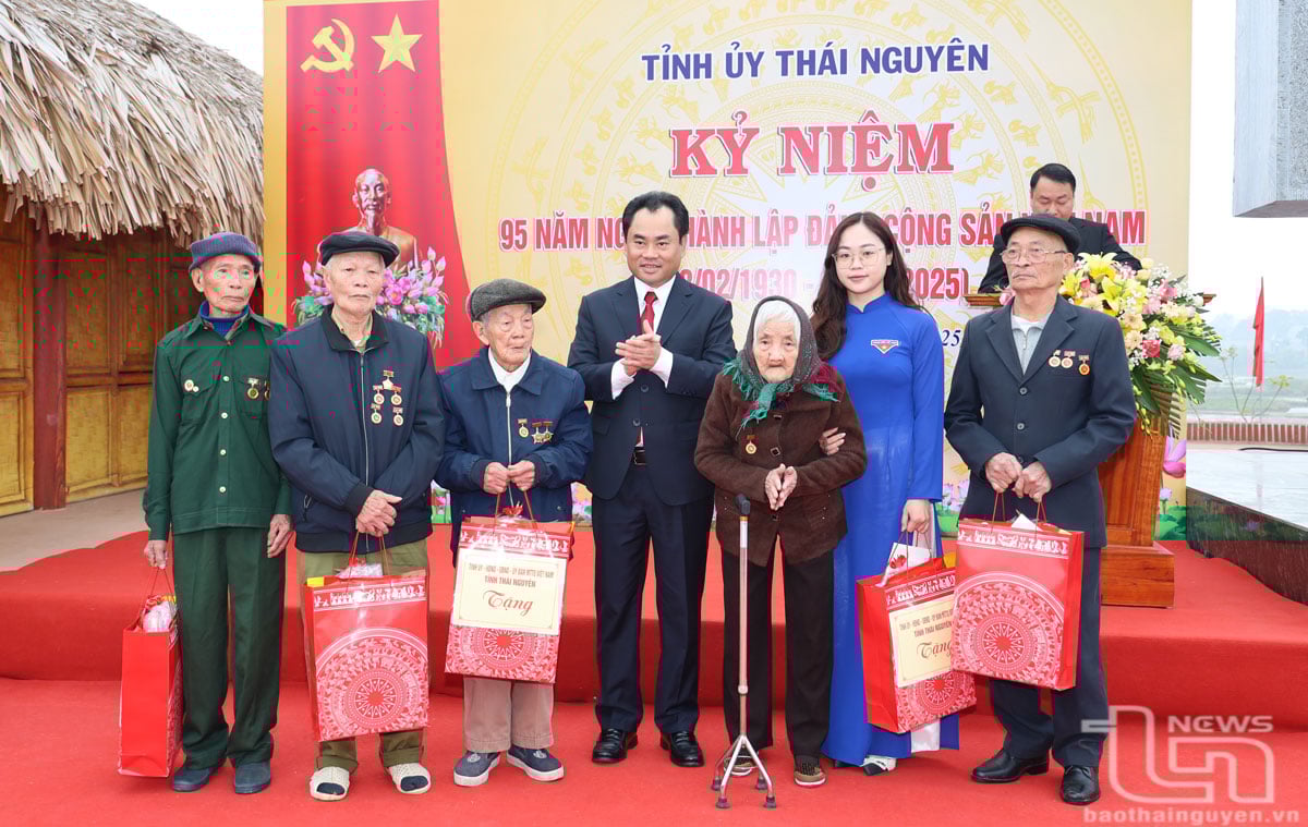 지방당 서기인 Trinh Viet Hung이 행사에서 5명의 원로 당원에게 선물을 전달했습니다.