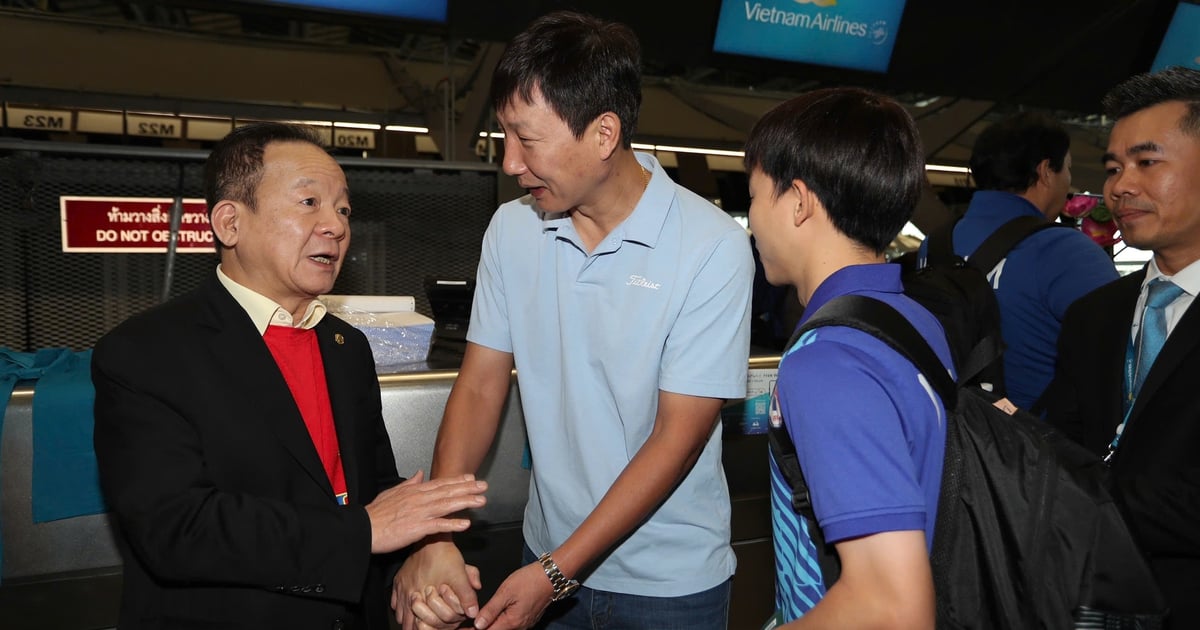 Mr. Hien awarded 1 billion VND to coach Kim Sang-sik and the coaching staff of the Vietnamese team.