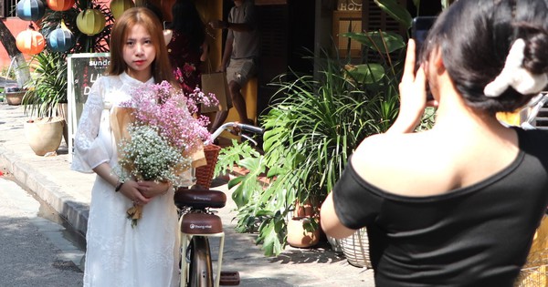 Tourists show off their beauty on the only road in Vietnam that is among the most beautiful in the world