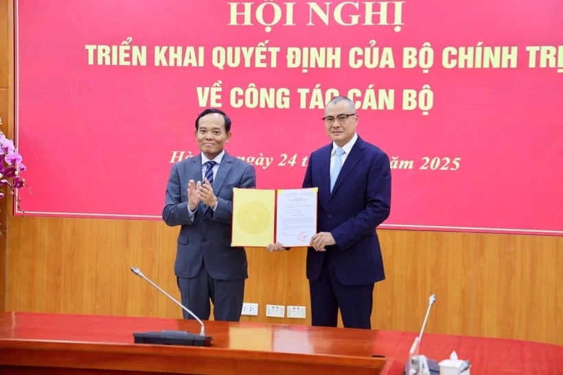 Appointing Mr. Pham Dai Duong, member of the Party Central Committee, Secretary of Phu Yen Provincial Party Committee to hold the position of Deputy Head of the Central Economic Commission. (Photo: Vietnam+)