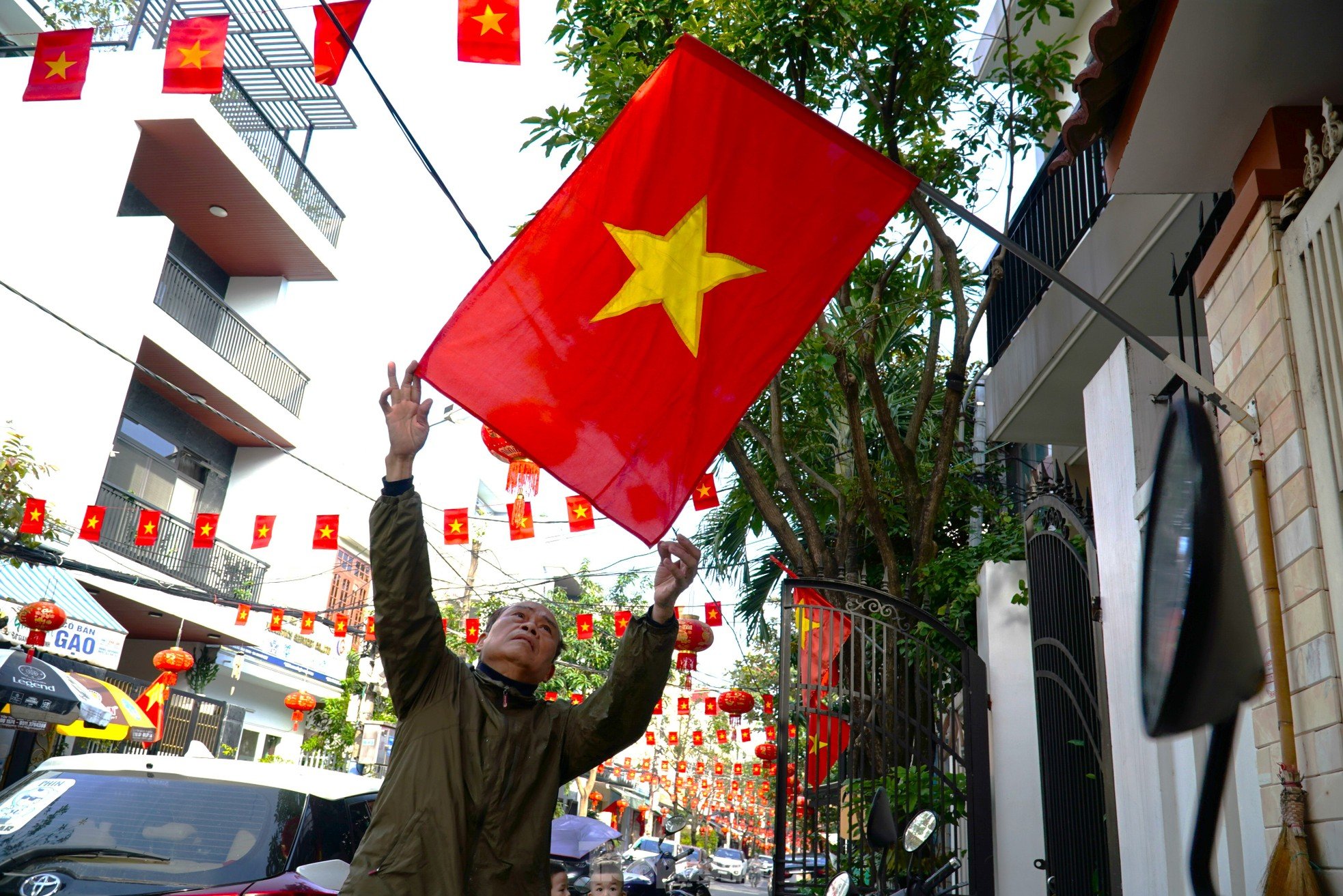 Los residentes de Da Nang contribuyen con dinero para crear carreteras coloridas para el Tet. Foto 2