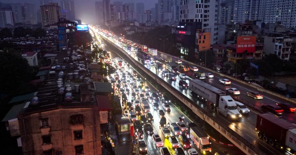 People braved the cold rain and traffic jams to leave the capital for their hometowns from dawn.