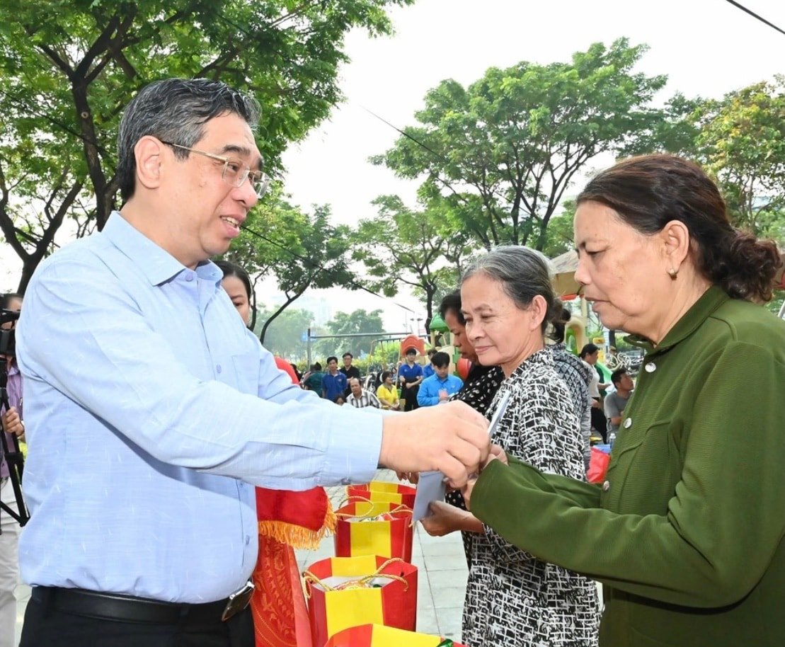 Mr. Nguyen Phuoc Loc presented gifts to representatives of residents of Ward 3 (photo V.D).