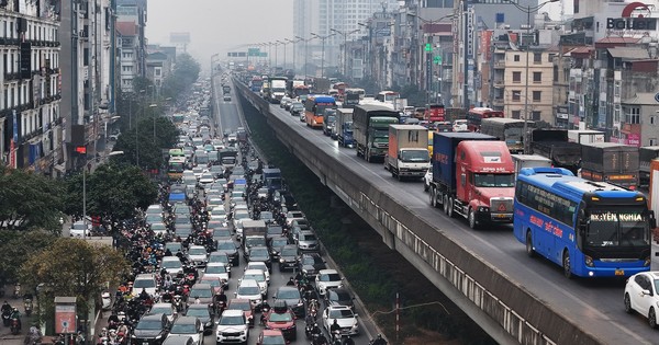 Near Lunar New Year, cars 'surround' motorbikes on Hanoi streets