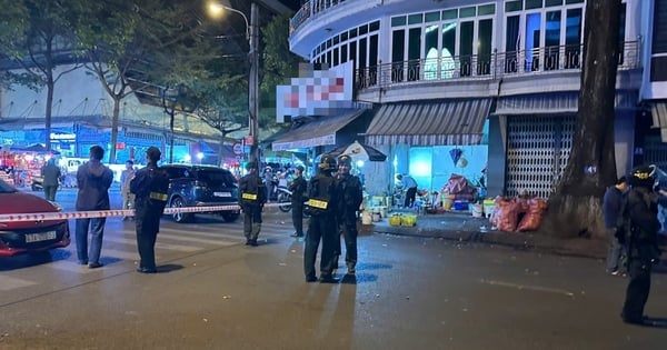 Novedades en el caso de un hombre con un cuchillo que saltó desde el tercer piso de una tienda de oro y murió