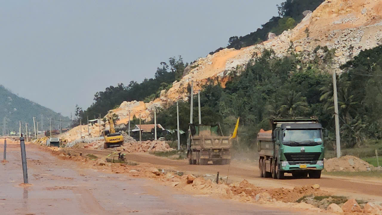 Tết không nghỉ trên công trường cao tốc Chí Thạnh - Vân Phong- Ảnh 5.