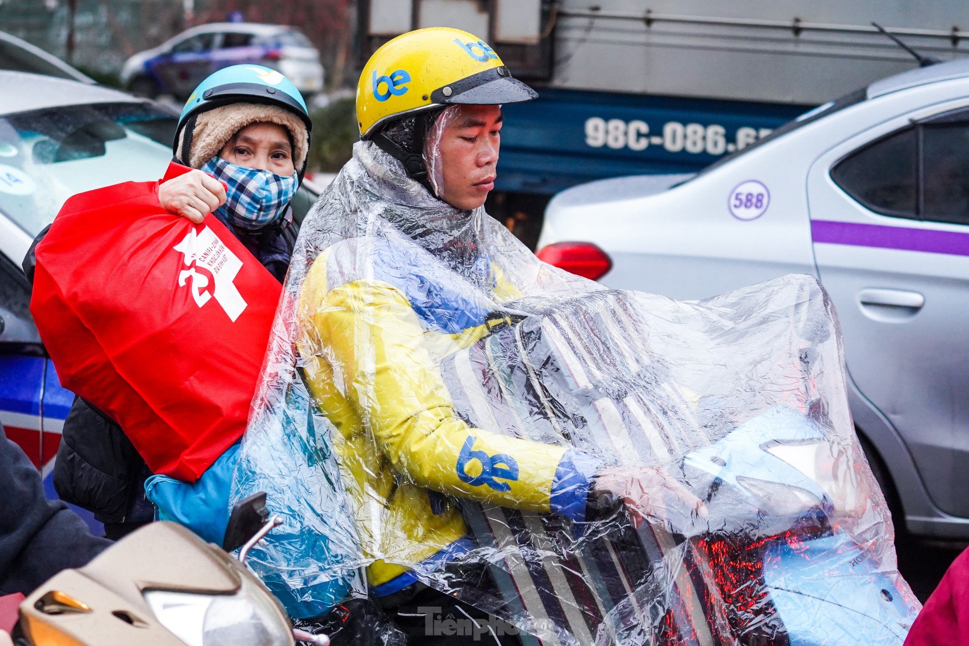 Les gens ont bravé la pluie froide et les embouteillages pour quitter la capitale vers leurs villes natales dès l'aube photo 12