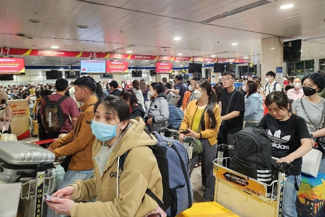 El primer día de las vacaciones del Tet, miles de personas siguieron acudiendo al aeropuerto de Tan Son Nhat.