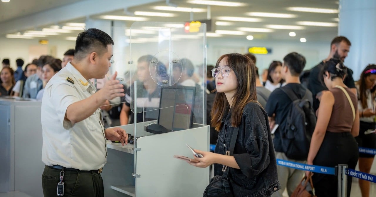 Nearly 100,000 passengers passed through Noi Bai airport on the first day of Tet holiday