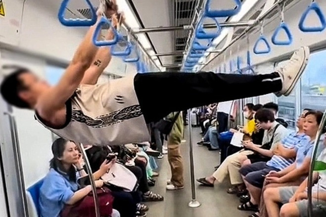 Joven haciendo dominadas en Ben Thanh - El metro de Suoi Tien provoca indignación