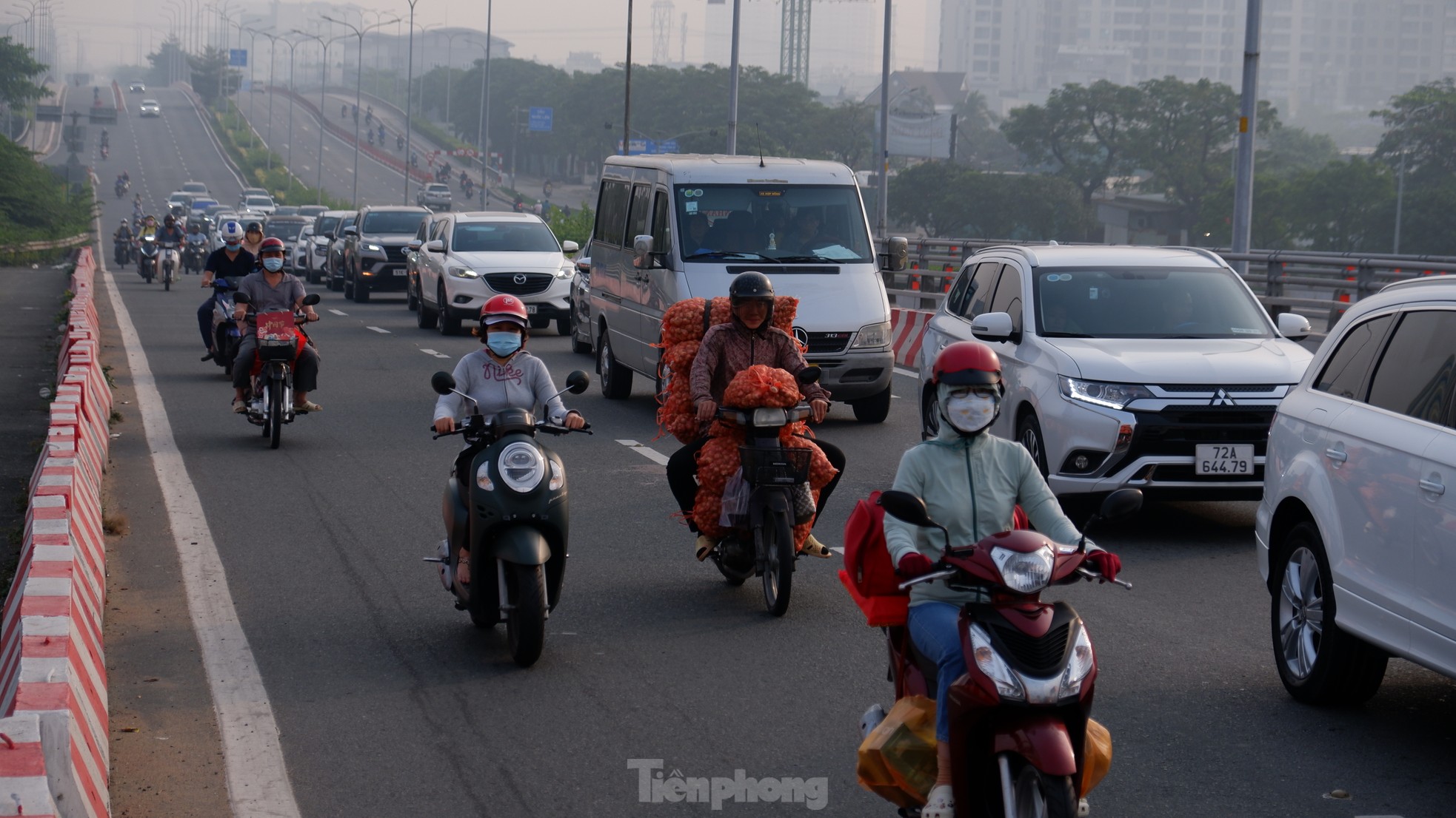 'Chen chân' ở cửa ngõ TPHCM sáng 25 Tết ảnh 4