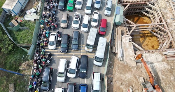 何千台もの車が高速道路に流れ込み、ホーチミン市東部でひどい交通渋滞を引き起こした。