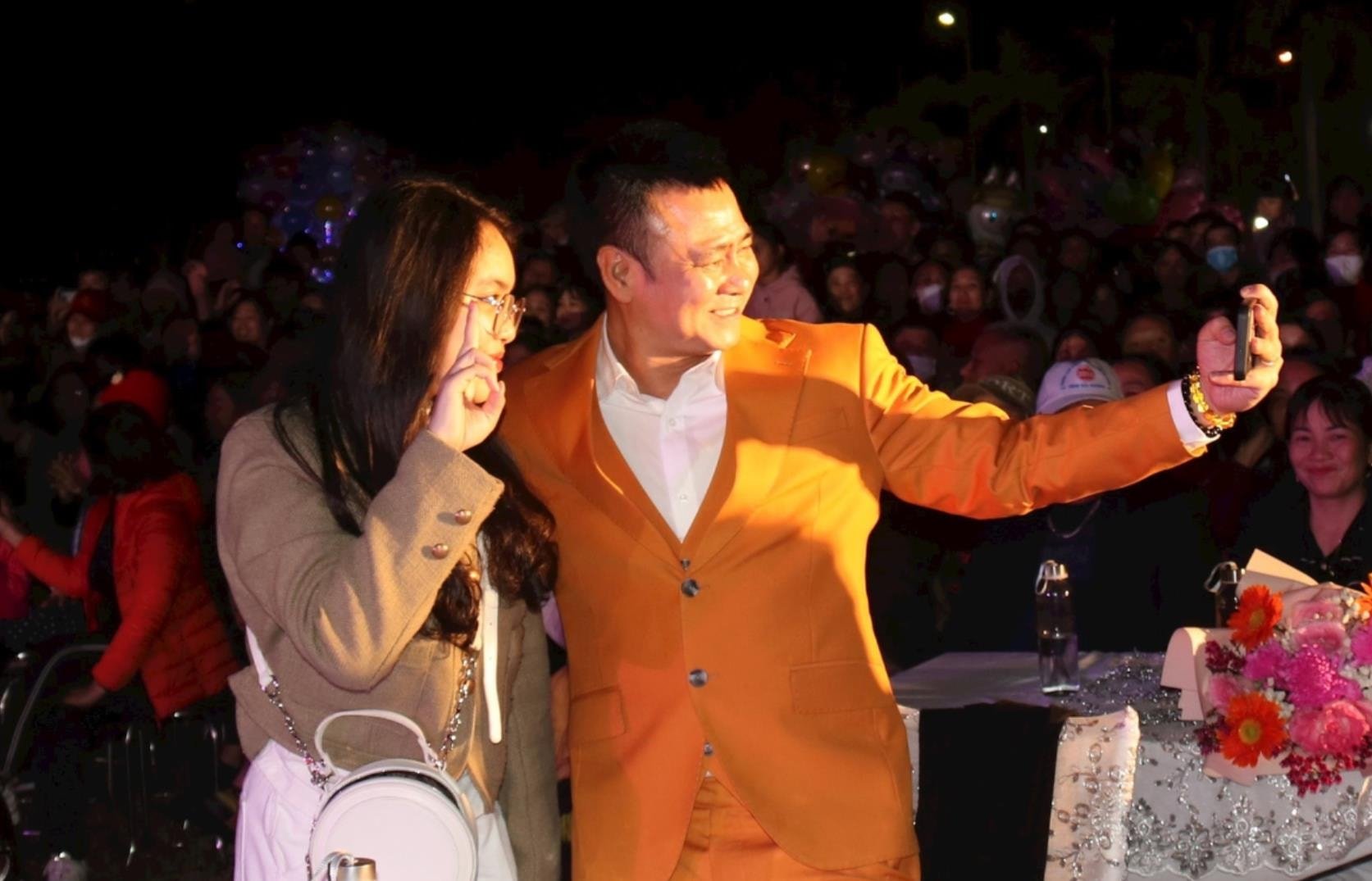 Crowded audience welcomed People's Artist Tu Long during his performance at Thanh Ha