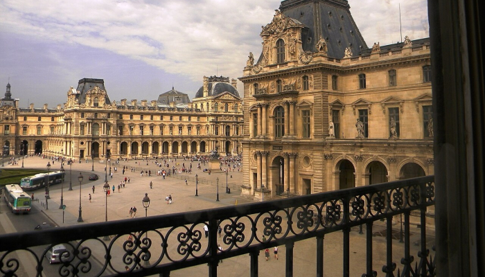 El Museo del Louvre de París pide ayuda