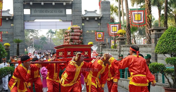 ホーチミン市の代表団がフン・ヴオン国祖とドゥック・レー・タン・ハウ・グエン・ヒュー・カン国祖にバイン・テットを奉納