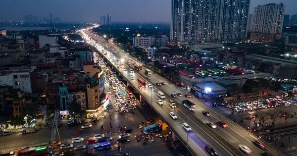 La puerta de entrada a Hanoi se va llenando cada vez más a medida que avanza la noche.