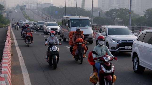 The weather in Ho Chi Minh City on the first day of Tet holiday is cool, cold air is about to increase photo 1