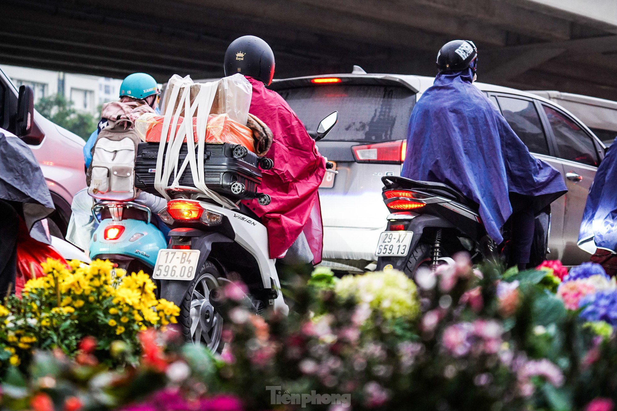 Les gens ont bravé la pluie froide et les embouteillages pour quitter la capitale vers leurs villes natales dès l'aube photo 10