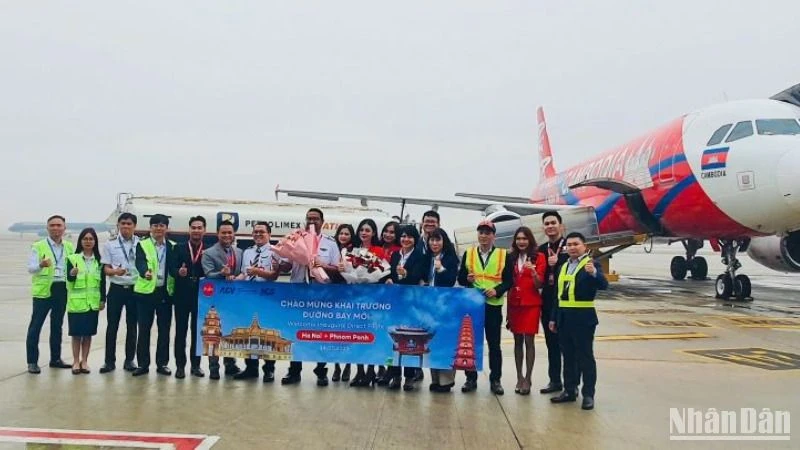 Noi Bai accueille le premier vol d'AirAsia Cambodge