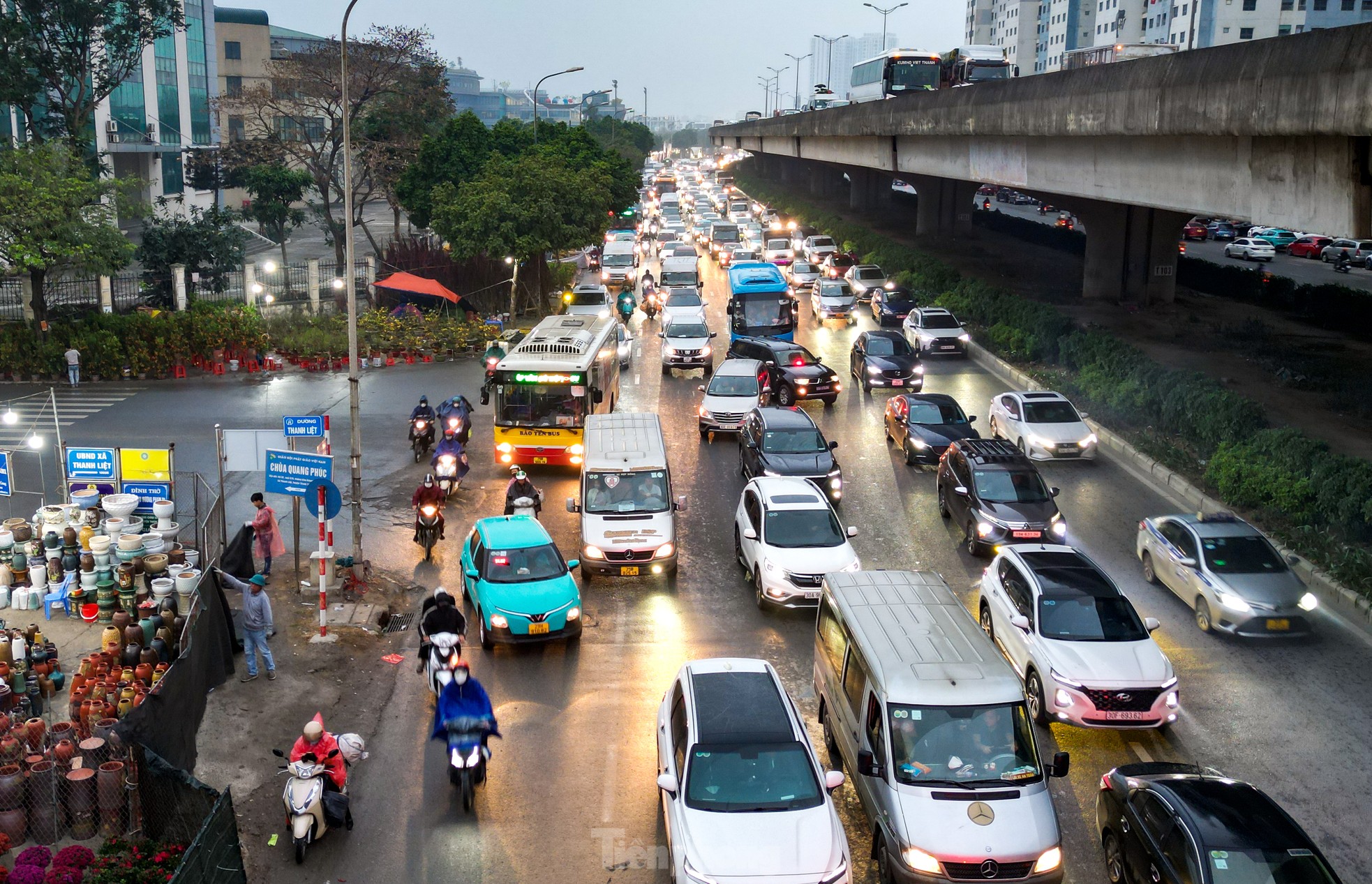 ผู้คนฝ่าฝนหนาวและการจราจรติดขัดเพื่อออกจากเมืองหลวงกลับบ้านเกิดตั้งแต่เช้าตรู่ ภาพที่ 9