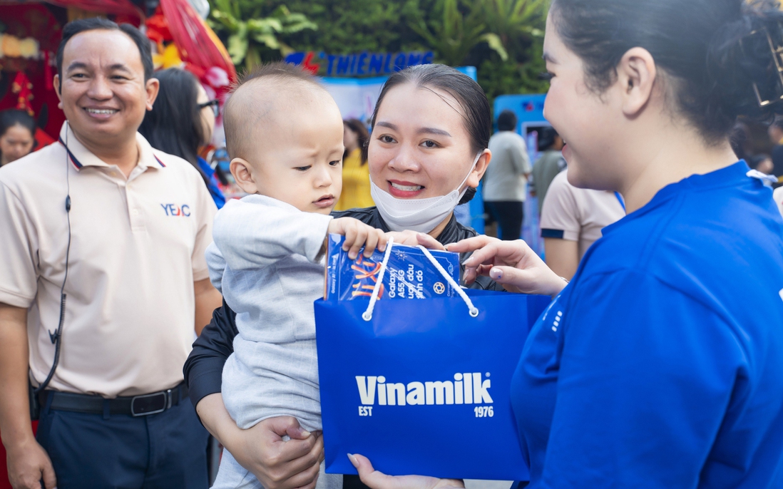 Vinamilk tặng hàng nghìn phần quà cho trẻ em, công nhân trước thềm năm mới Ất Tỵ