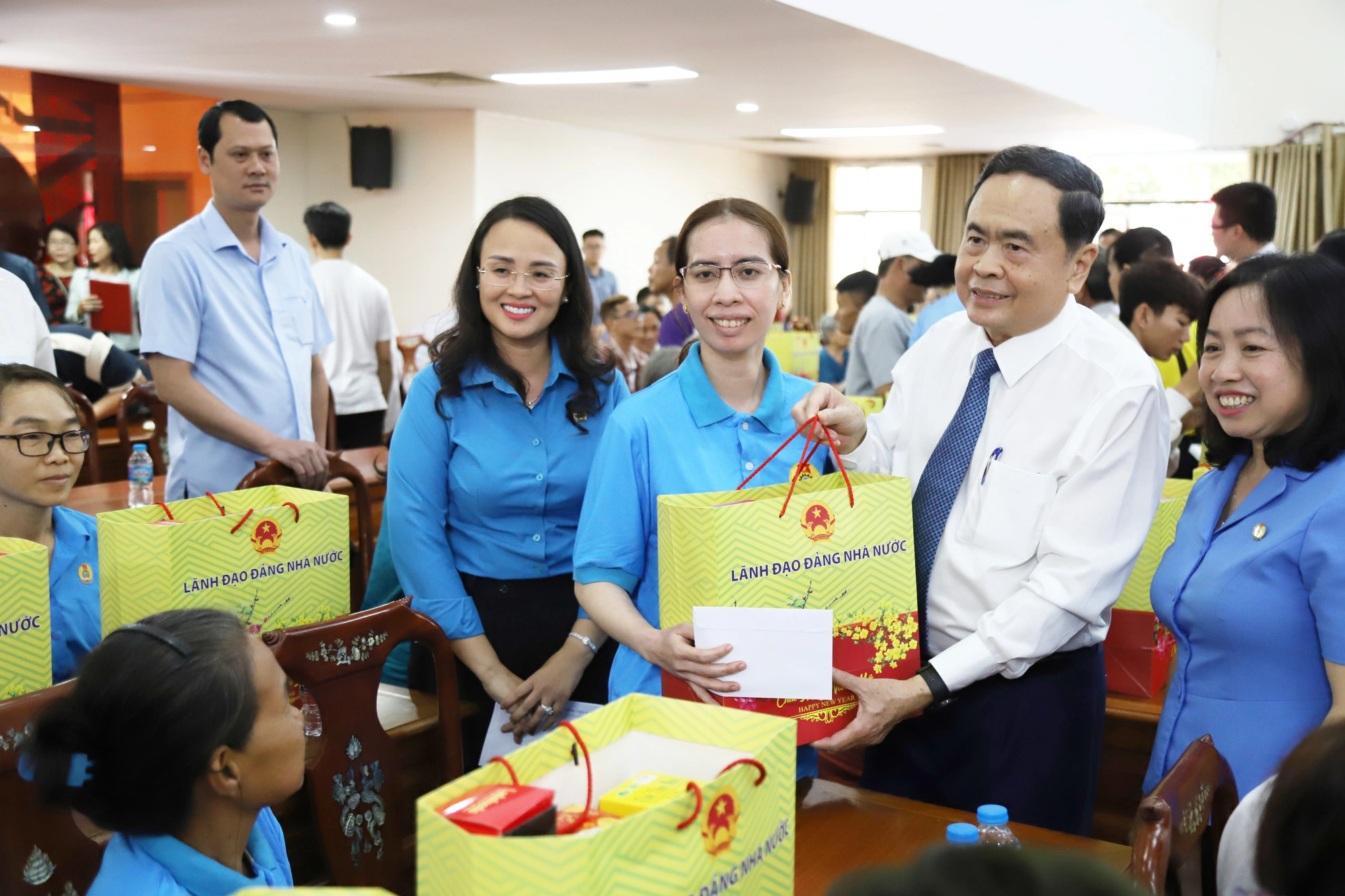 Der Vorsitzende der Nationalversammlung, Tran Thanh Man, überreichte in Can Tho 500 Tet-Geschenke