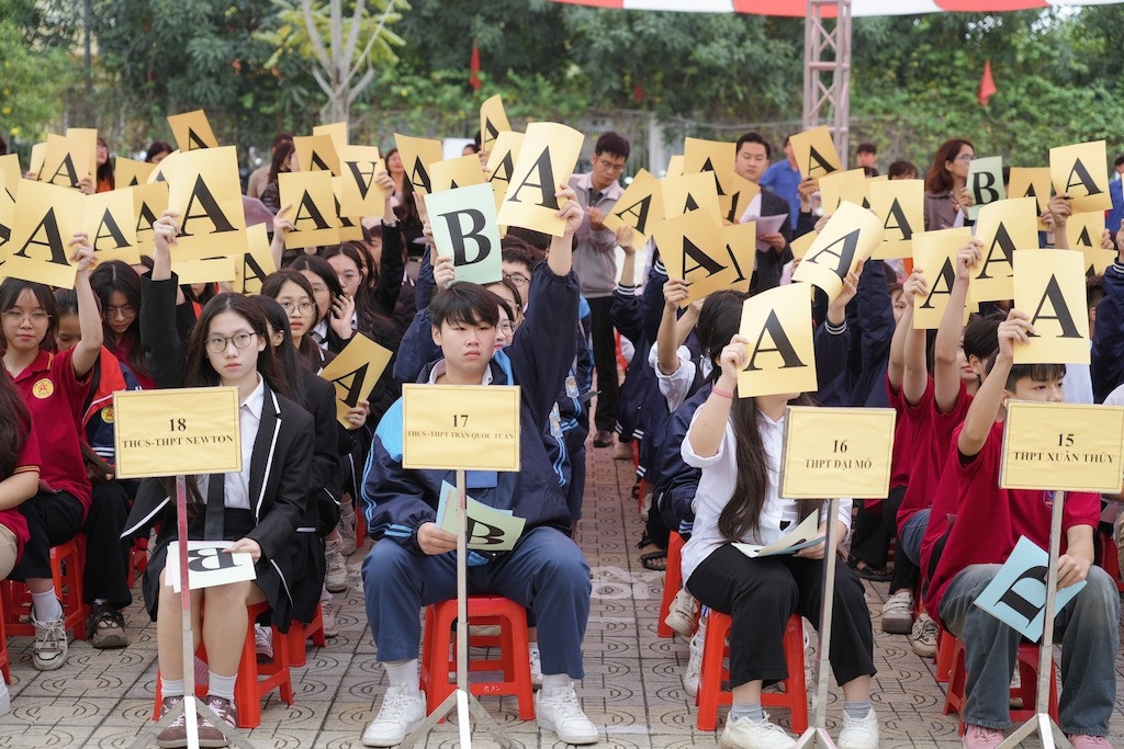 Schools in Hanoi limit outdoor activities during cold weather
