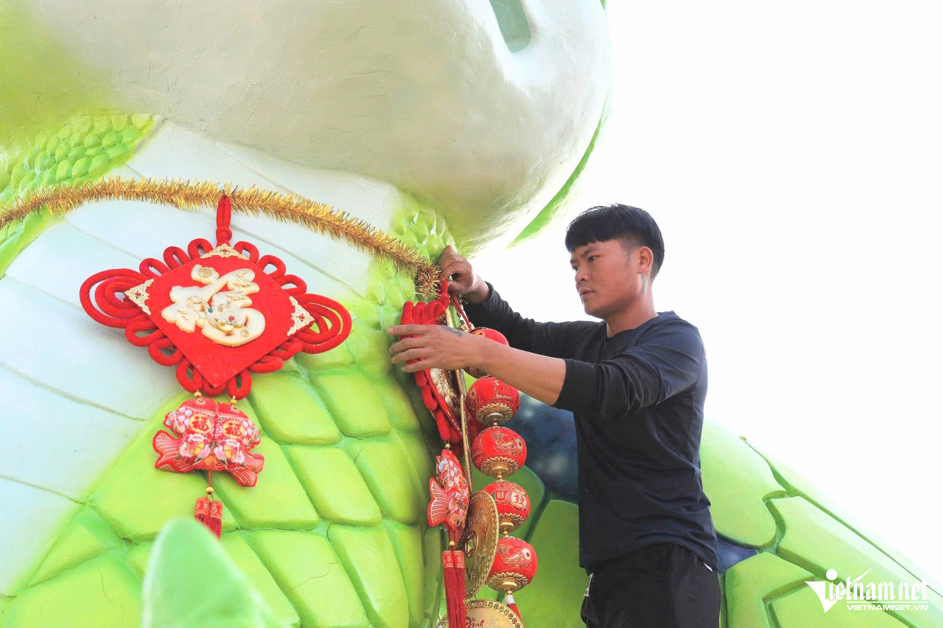 Un homme de Bac Giang fabrique une mascotte de serpent pesant plus de 7 tonnes