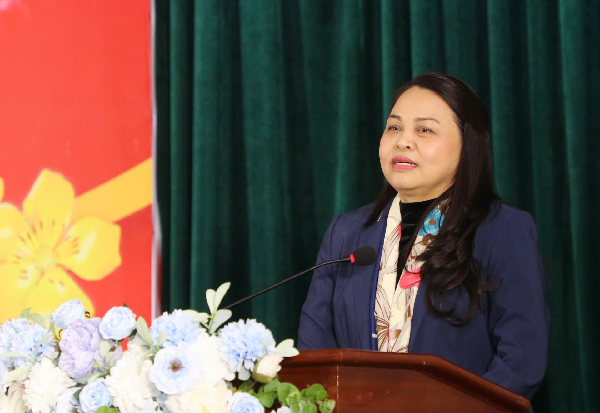 Vizepräsidentin und Generalsekretärin Nguyen Thi Thu Ha spricht mit Menschen aus den Gemeinden Ninh Tien und Ninh Nhat