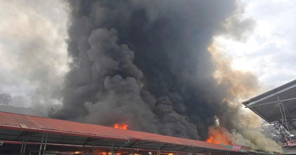 Un feroz incendio envuelve numerosos quioscos en el mercado de Yen Minh