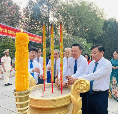 Leaders of Hoa Thanh town visited the martyrs cemetery