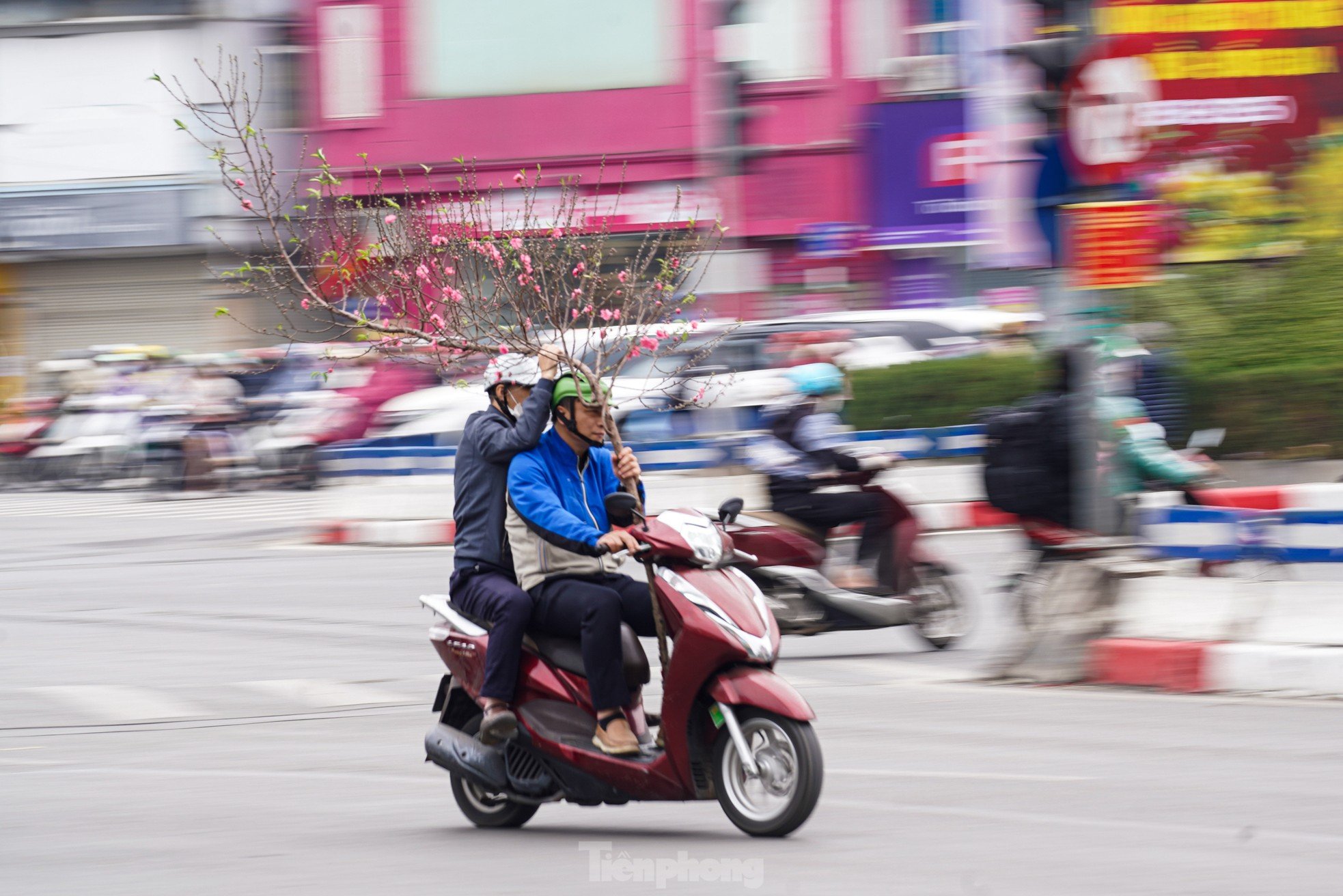 Không khí xuân tràn ngập phố phường, người Hà Nội hối hả 'chở Tết' về nhà ảnh 3