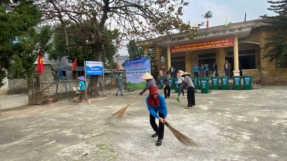 Les femmes du district de Chuong My participent à l'assainissement général de l'environnement