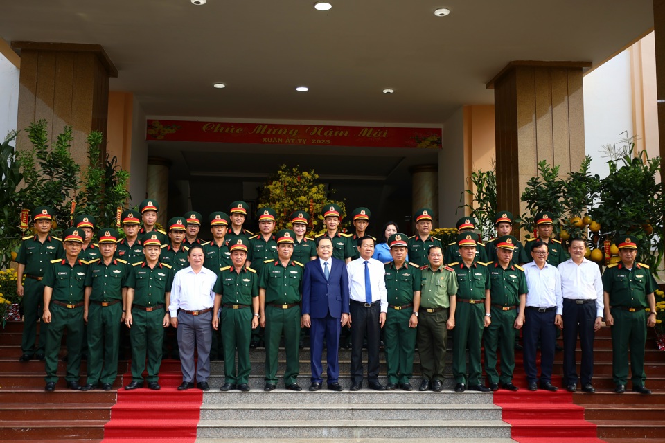 Le président de l'Assemblée nationale, Tran Thanh Man, ainsi que les délégués et les officiers du commandement militaire de la ville de Can Tho ont pris une photo souvenir.