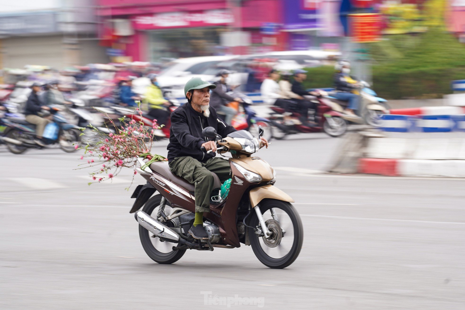 Không khí xuân tràn ngập phố phường, người Hà Nội hối hả 'chở Tết' về nhà ảnh 10