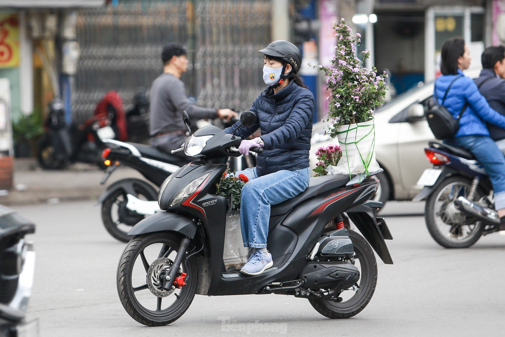 El ambiente primaveral llena las calles, los hanoístas se apresuran a 