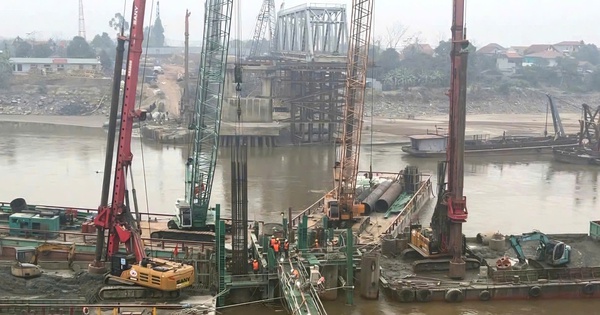 Travaux de construction jusqu'au Têt, amenant le nouveau projet de pont de Phong Chau à la ligne d'arrivée avant le 22 décembre