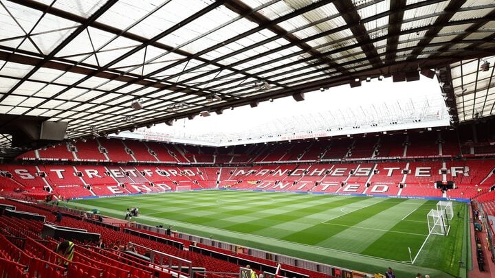 Das Old Trafford Stadium verfügt derzeit über eine Kapazität von über 74.000 Sitzplätzen.