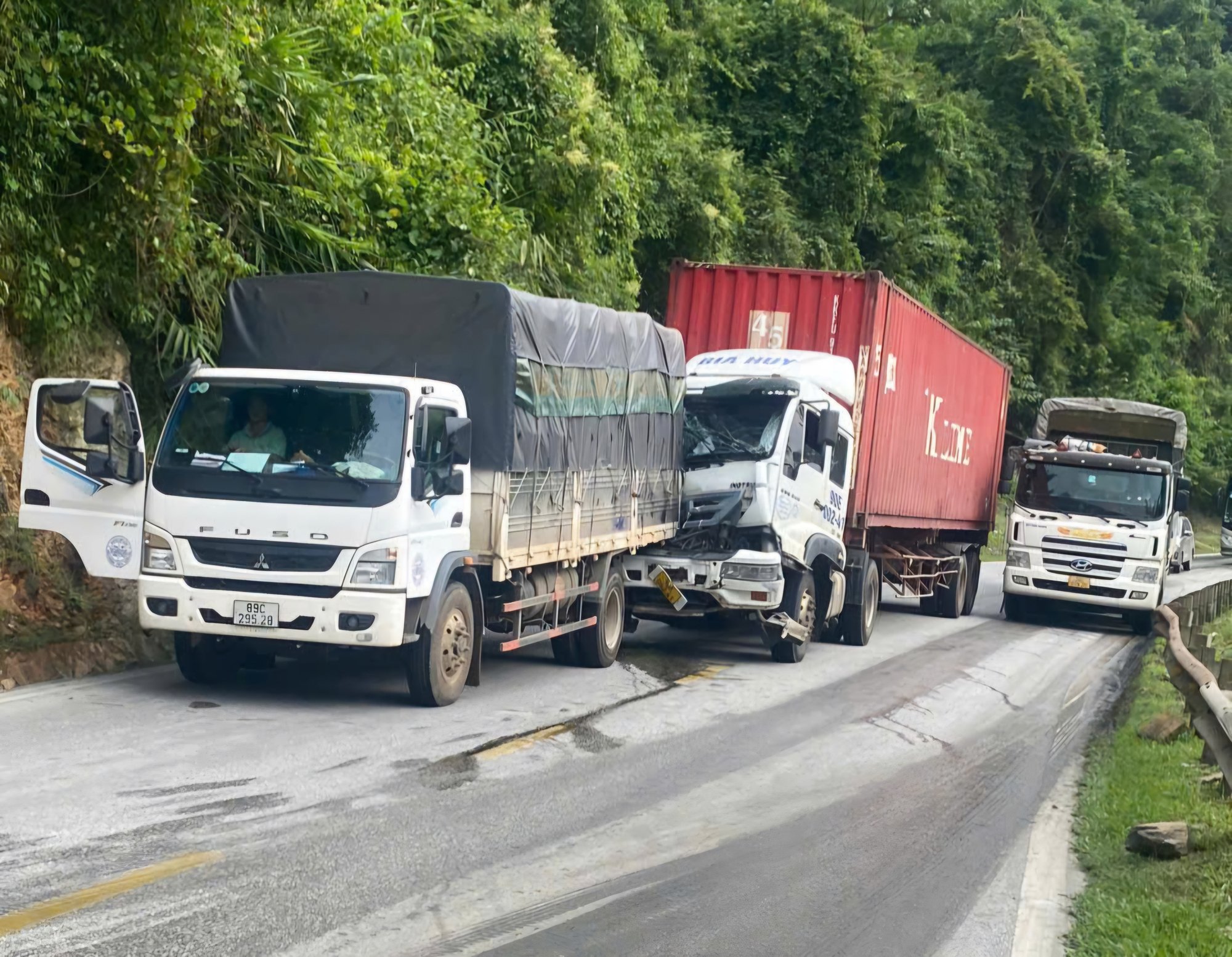 CSGT khuyến cáo cách lái xe an toàn trên đường trơn trượt, sương mù dịp Tết- Ảnh 1.