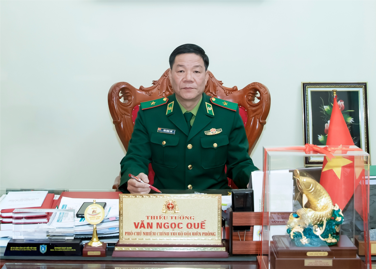 Le général des gardes-frontières avec des modèles et des projets qui changent le visage de la zone frontalière de la province de Quang Nam