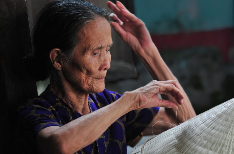 Making conical hats. Photo: V.Thuc