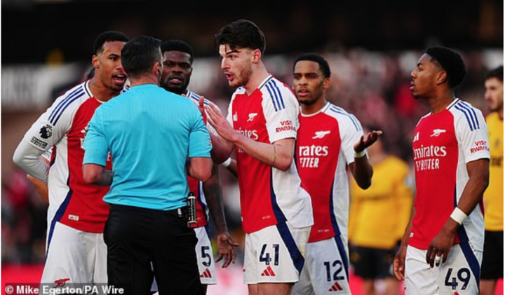 Cầu thủ Arsenal phản đối quyết định rút thẻ đỏ của trọng tài Michael Oliver.